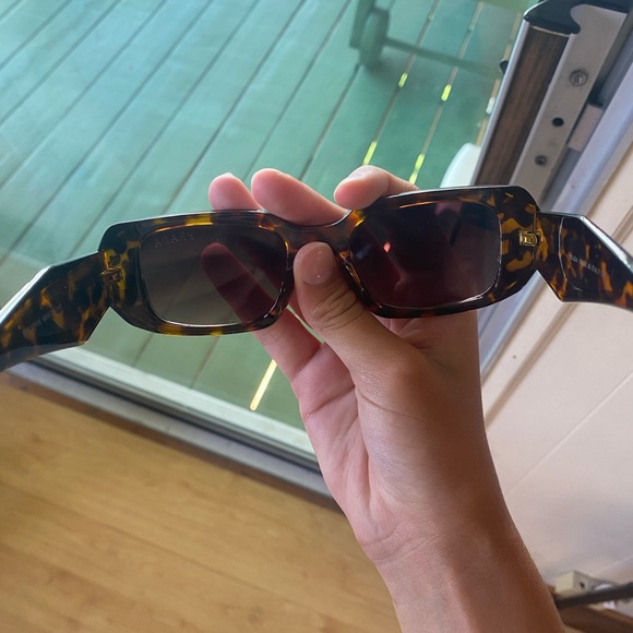 Prada sunglasses in pretty good condition - Picture 4 of 4